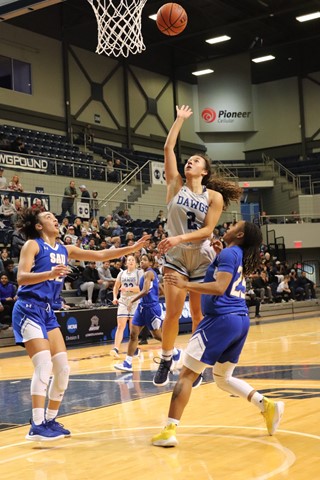 Women’s basketball has blowout win against SAU